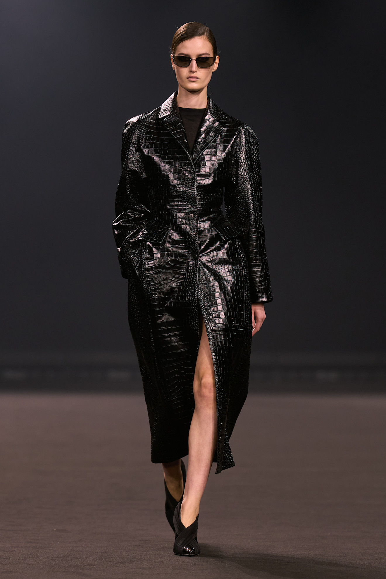 معطف جلدي من مجموعة Elie Saab للأزياء الجاهزة لخريف وشتاء 2026-2027