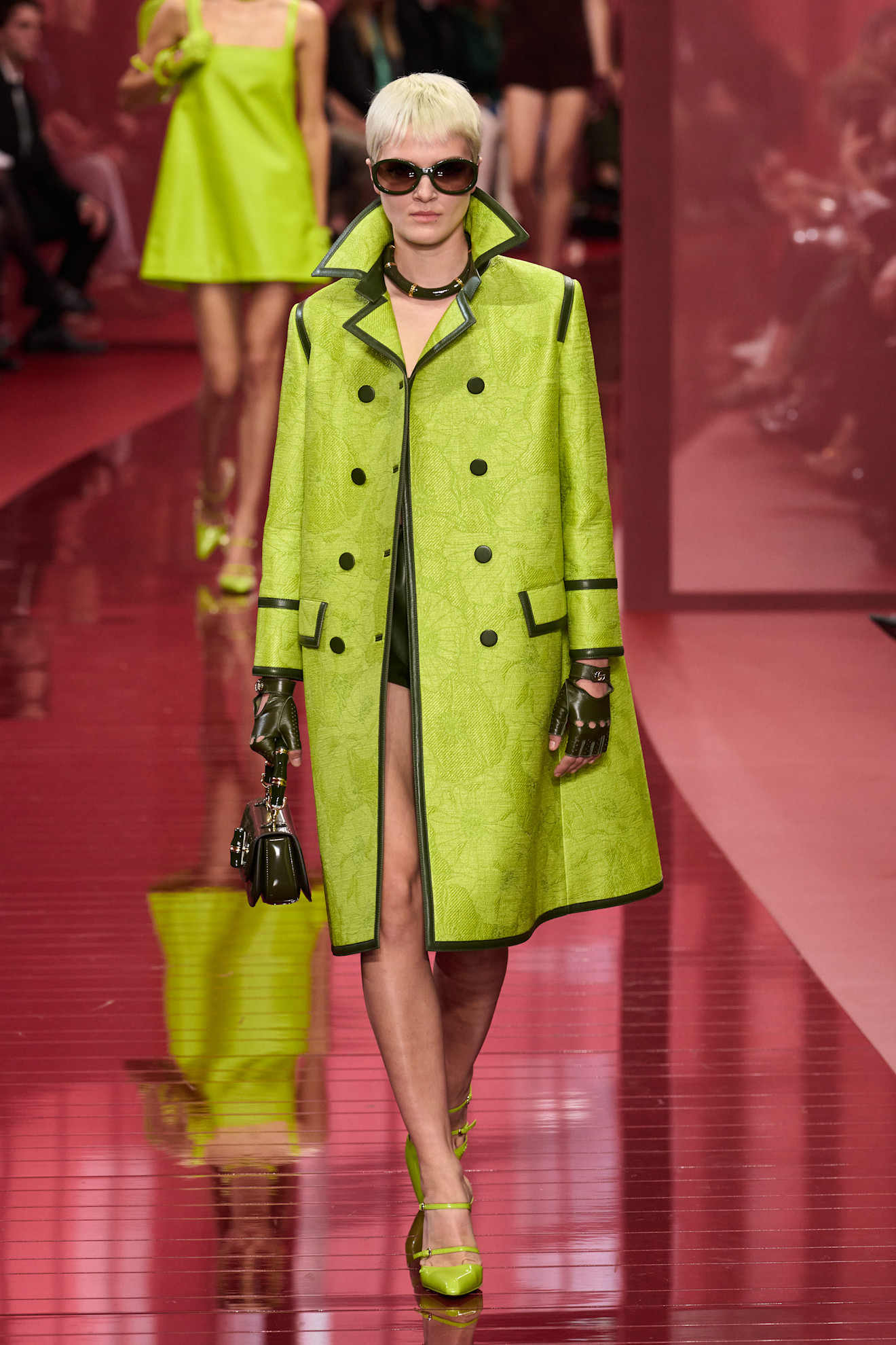 معطف جلدي نيون من Gucci