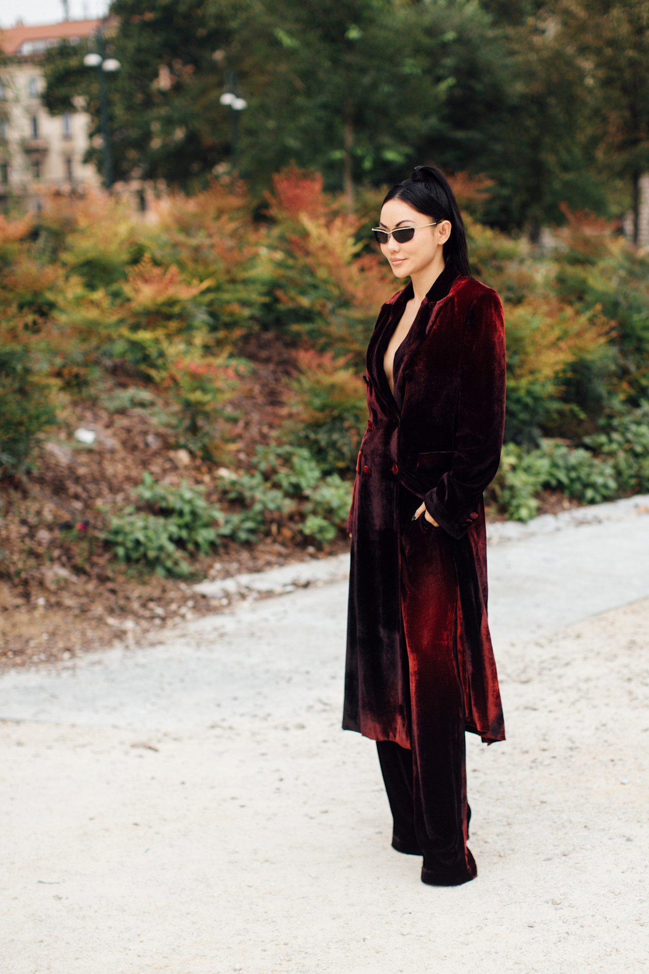 معطف مخمل باللون النبيذي من شوارع ميلان