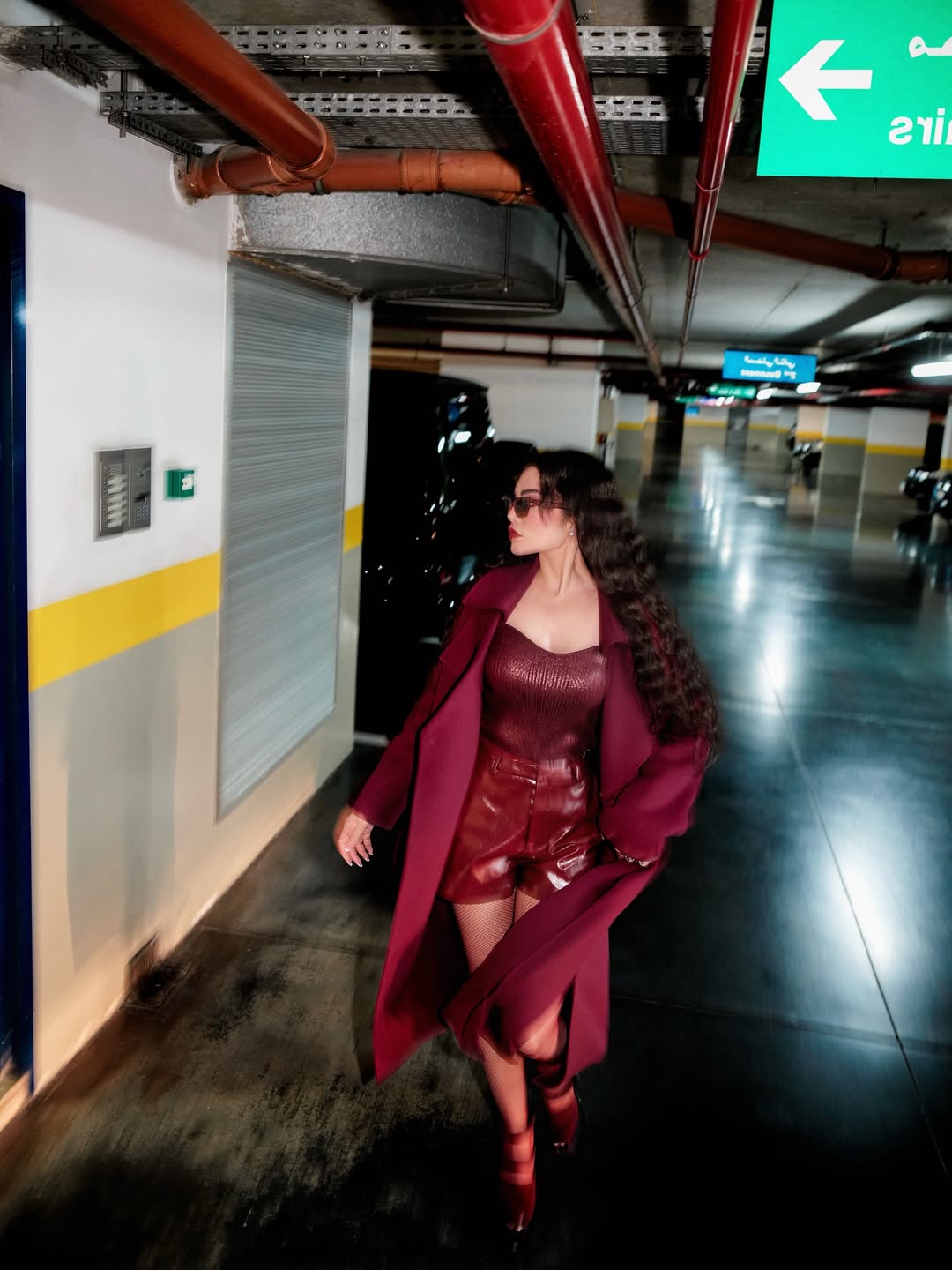 معطف هيفاء جاء بتصميم أوفر سايز من الصوف