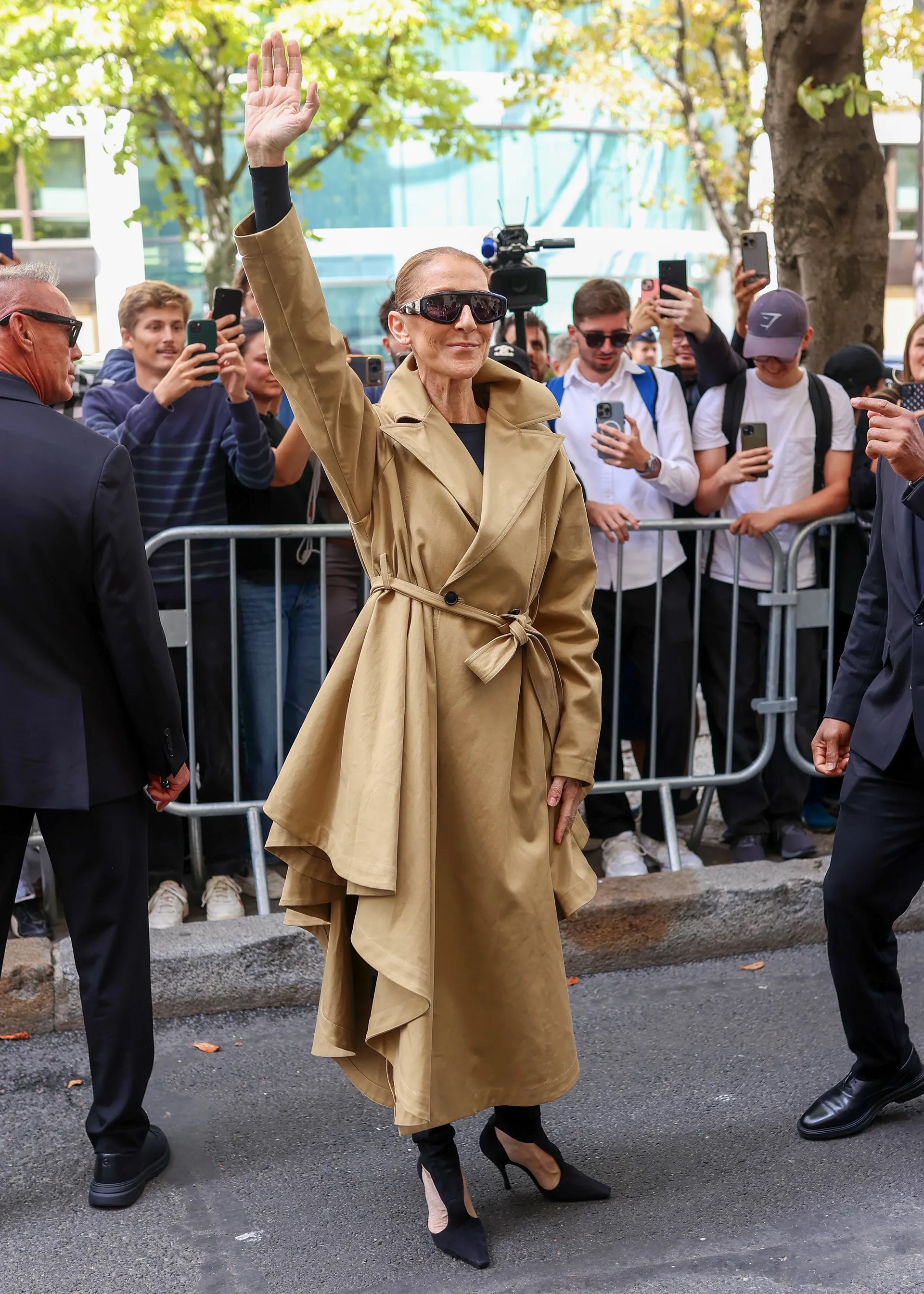 معطف Alaïa باللون البيج اختيار مميز من سيلين ديون