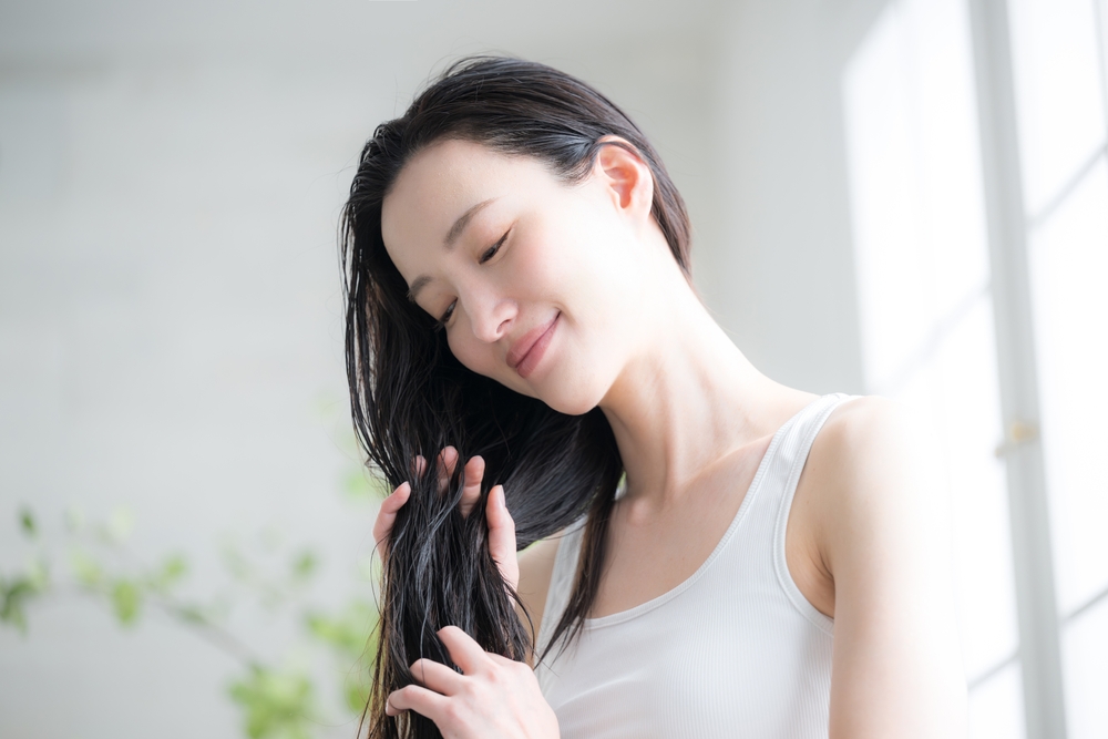 معطّر شعر طبيعي بالعود والمسك الأبيض يضفي على الشعر حضوراً أنيقاً يلازم المرأة طوال اليوم