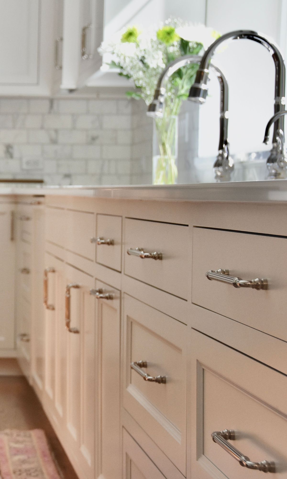 مقابض خزائن من النيكل المصقول، لإضافة لمسة راقية على المطبخ