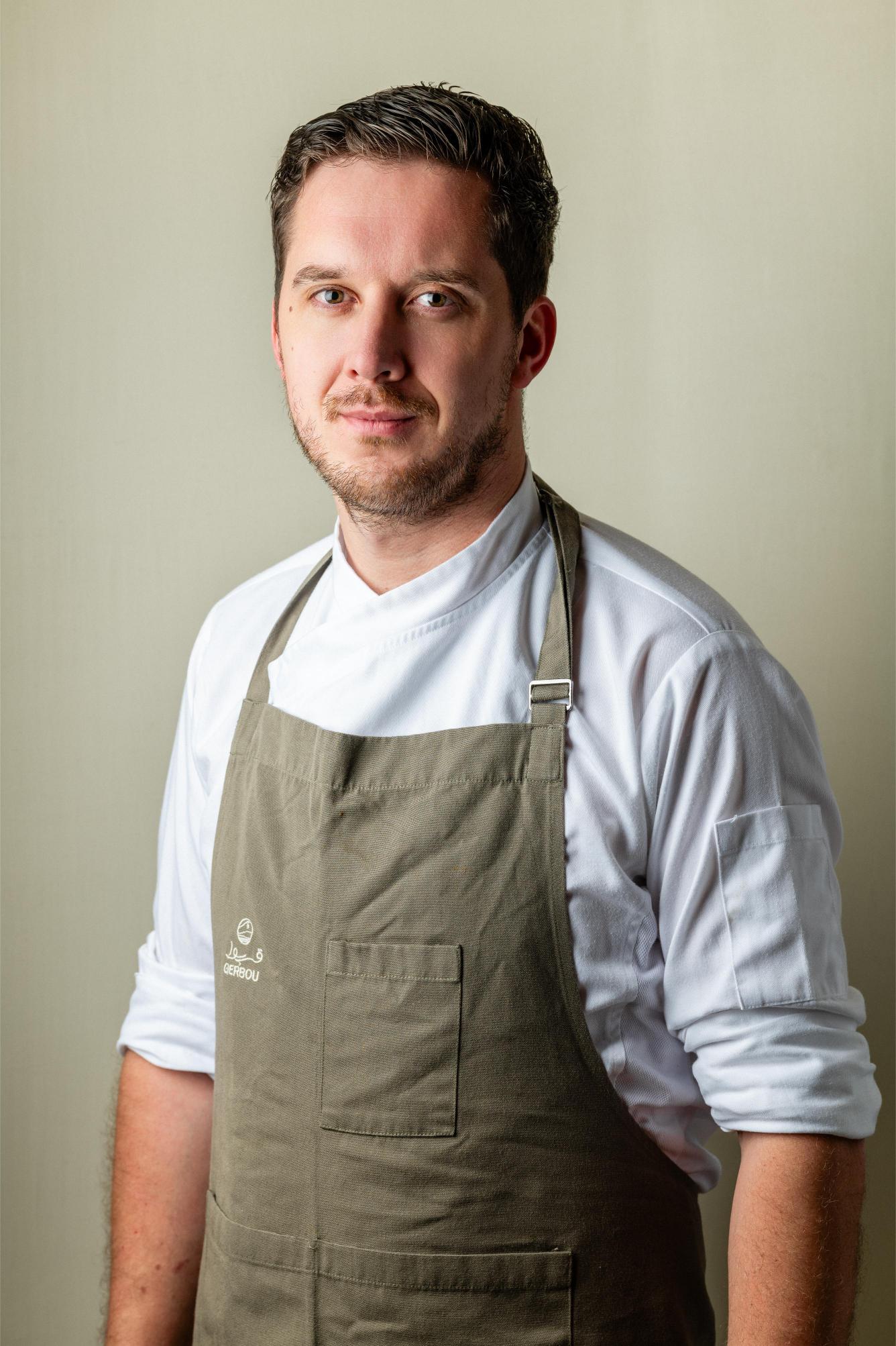 مقابلة مع الشيف إيونيل كاتو رئيس الطهاة في مطعم قربوا - رئيسية