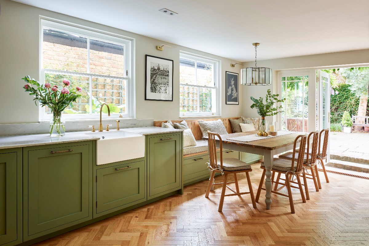 مقاعد البانكيت تخلق زوايا طعام مريحة وتخزين عملي