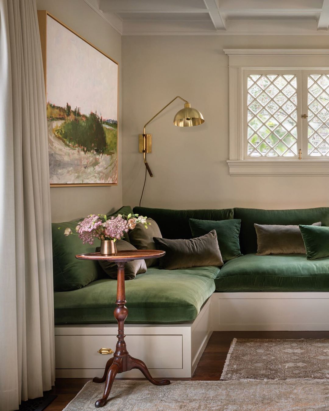 مقعد البانكويت يعمل كبديل مميز لقطع الأثاث التقليدية في غرفة النوم