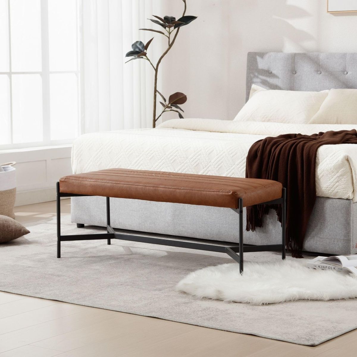 مقعد بنش جلدي أنيق في غرفة نوم بسيطة التصميم