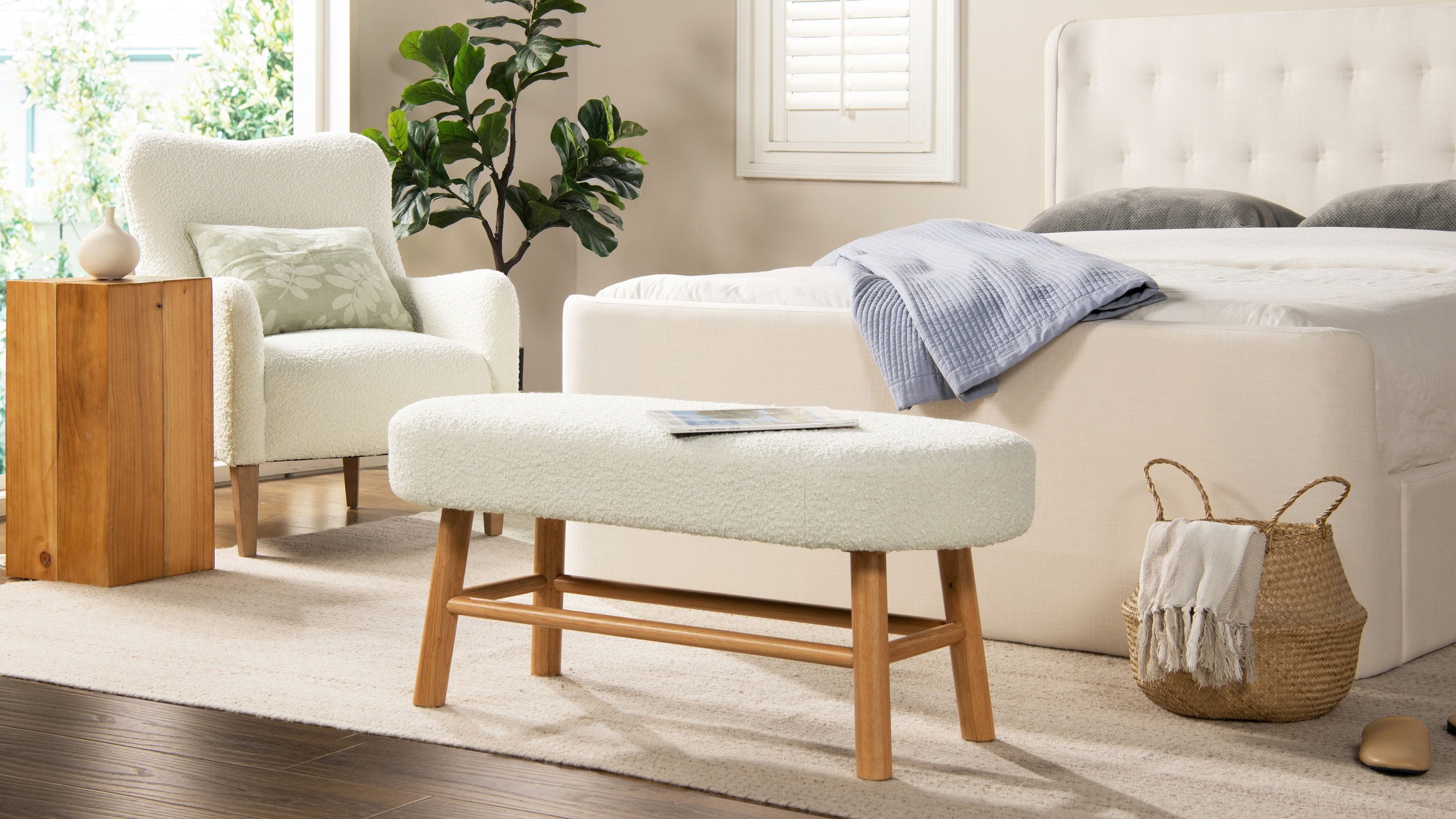 مقعد طويل عند طرف السرير bench chair