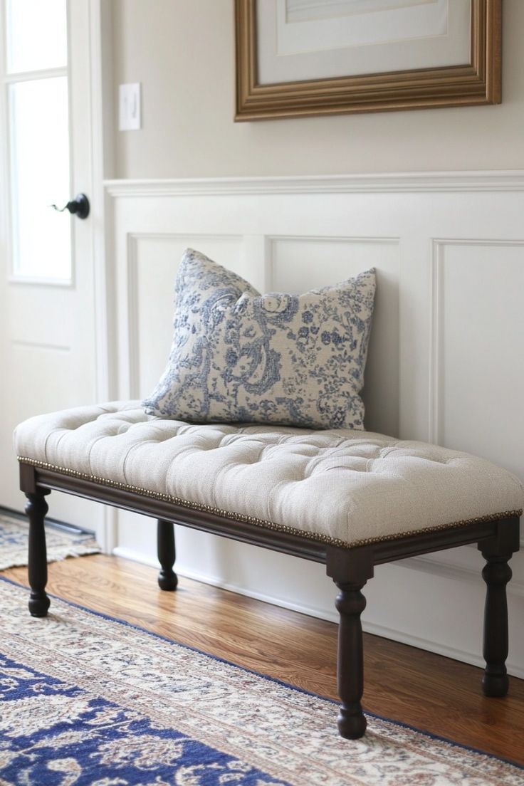 مقعد منجد في مدخل المنزل