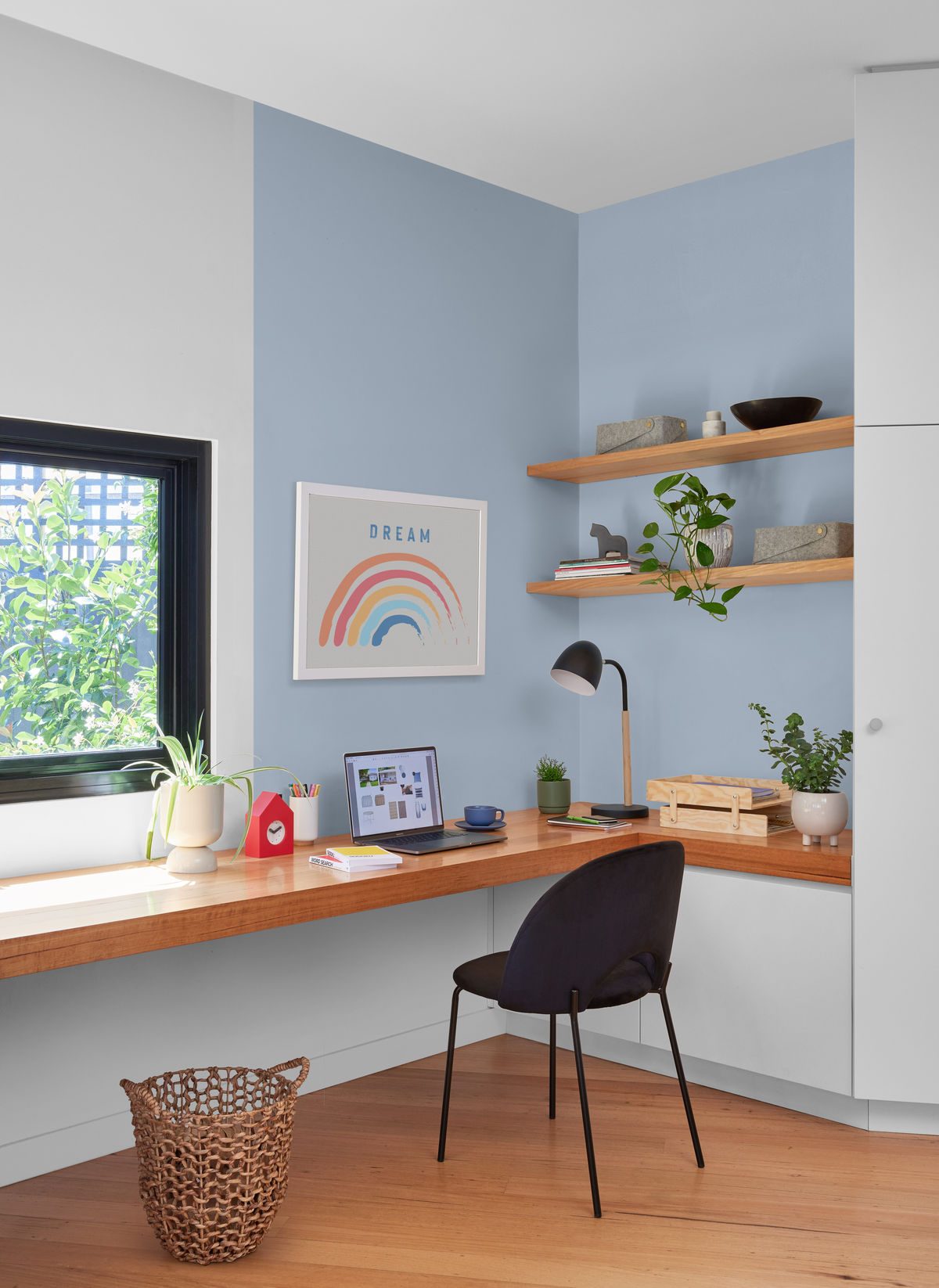 مكتب أطفال بجدران باللون الأزرق الفاتح