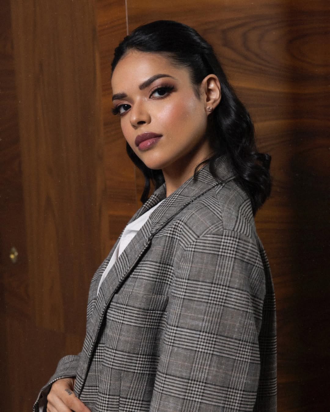 مكياج  ترابي بأسلوب  الممثلة السعودية ريم صفية