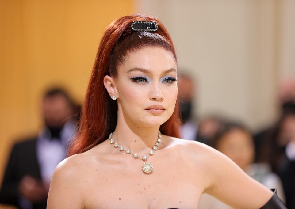اطلالة Gigi Hadid بمكياج ازرق فاتح