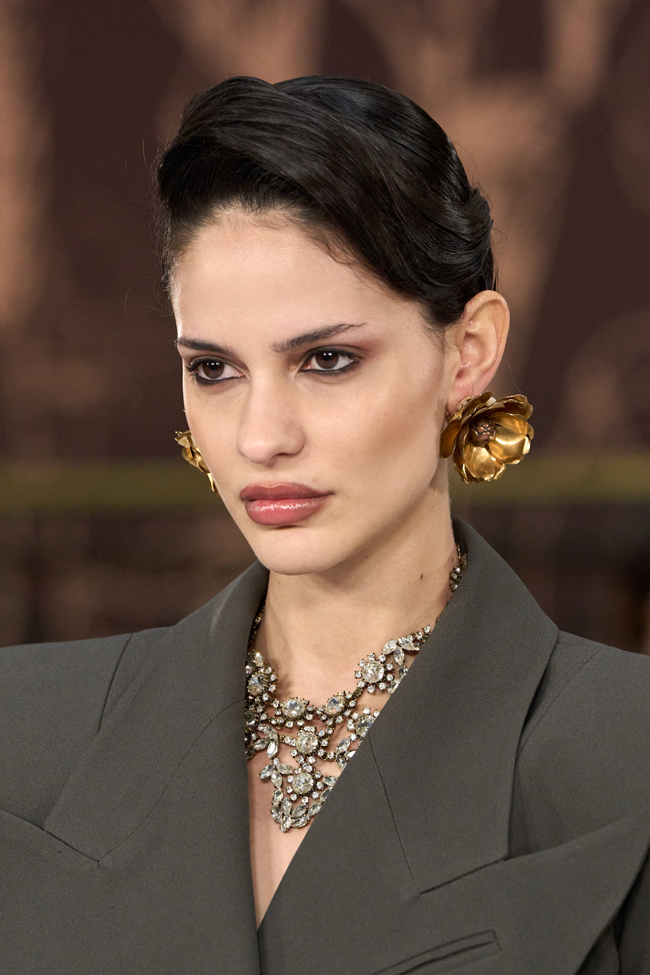مكياج التسعينات مع العيون السموكي من دار Paul Costelloe