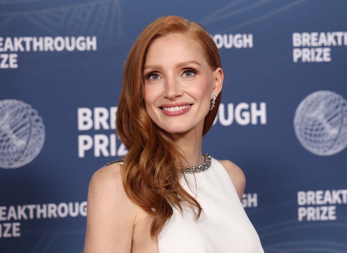 مكياج العيون اللامع والبرونزي من إطلالة Jessica Chastain