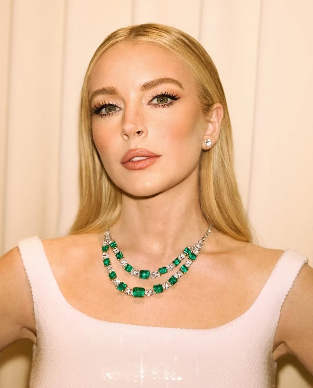 مكياج العيون اللامع والمشمشي من إطلالة Lindsay Lohan- الصورة من حساب Rob Zangardi على انستغرام