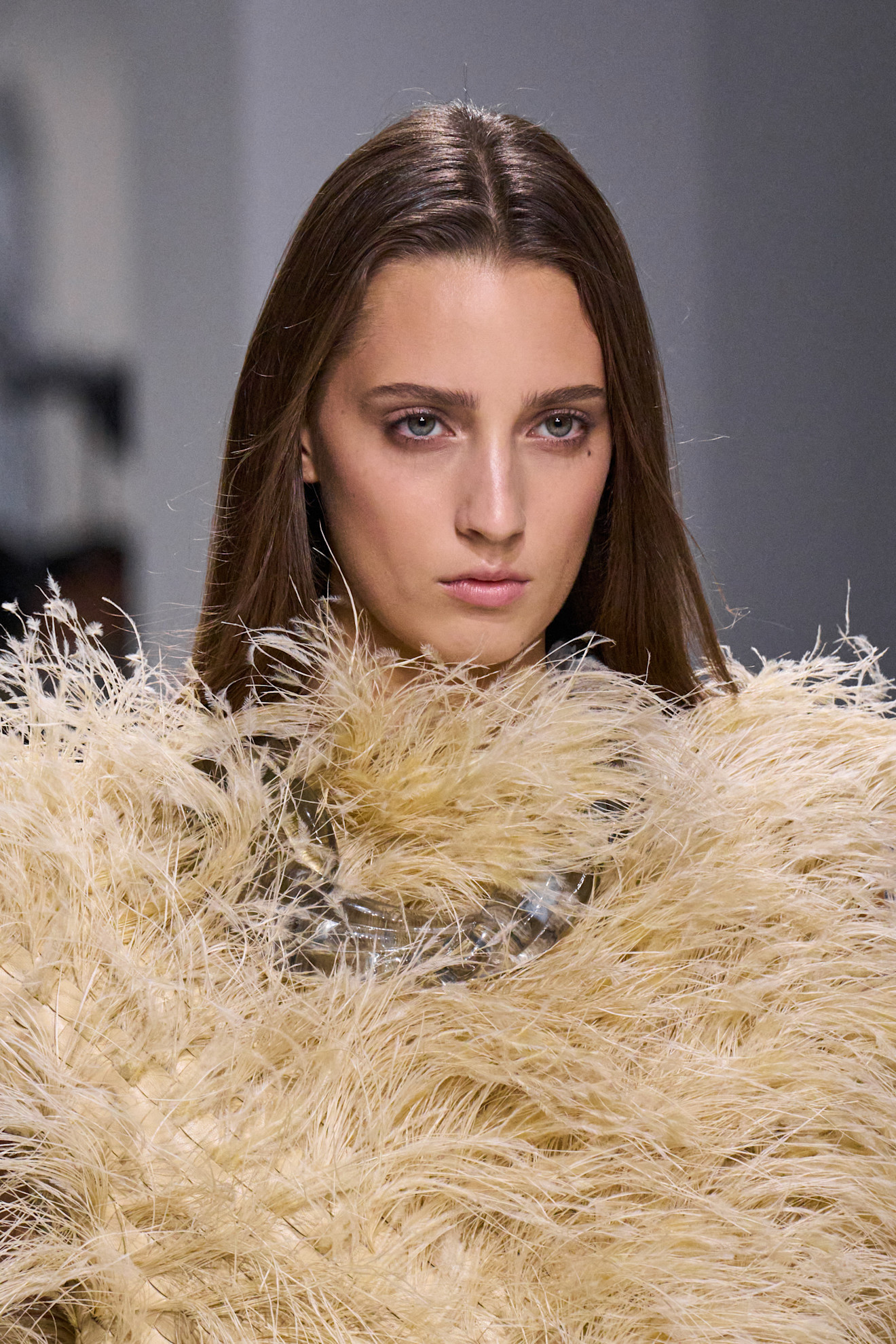 مكياج العيون اللحمي العريض والمشرق من دار Bottega Veneta