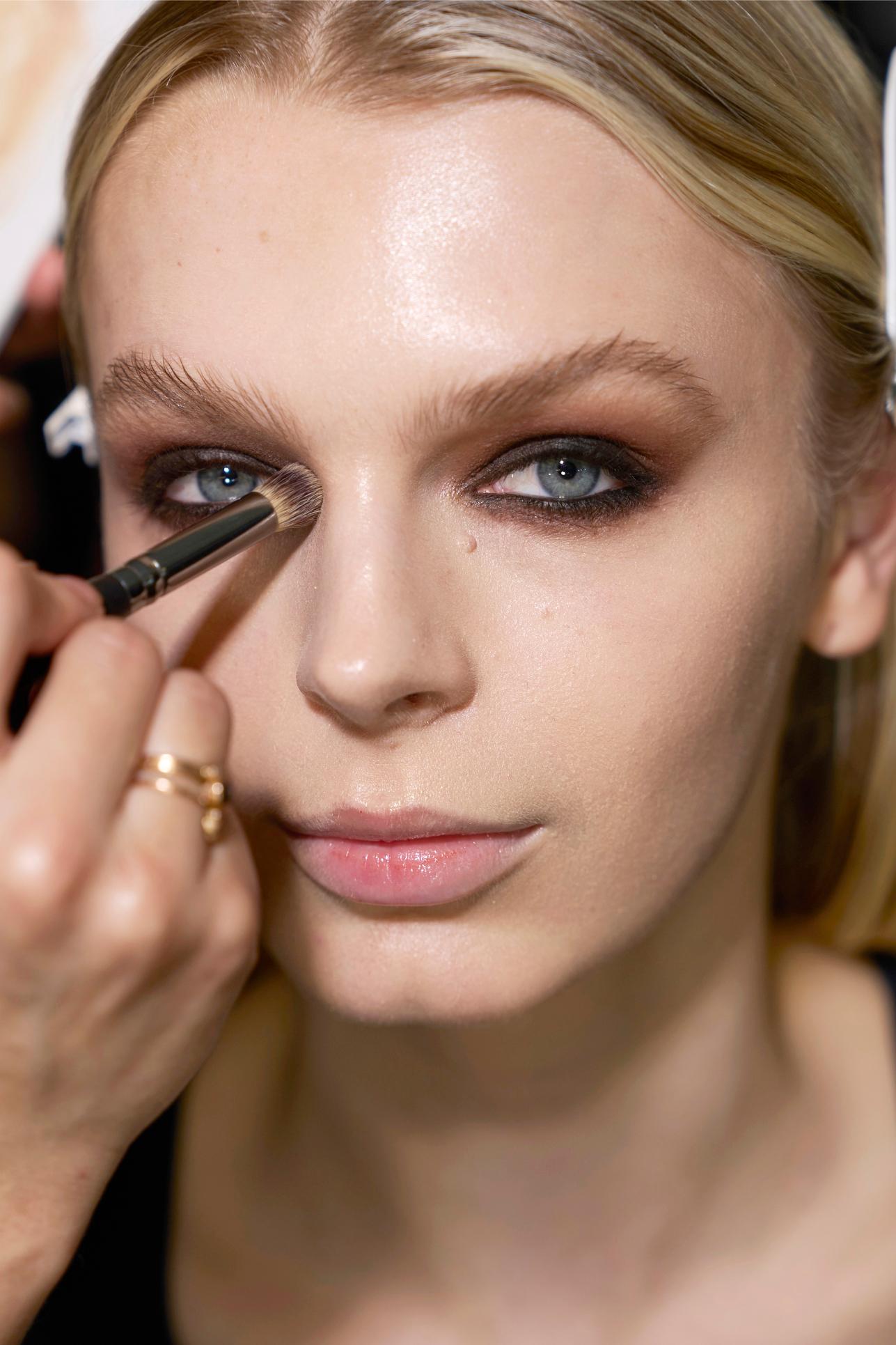 مكياج العيون مع قليل من مكونات التثبيت الطبيعية لإطلالة مشرقة