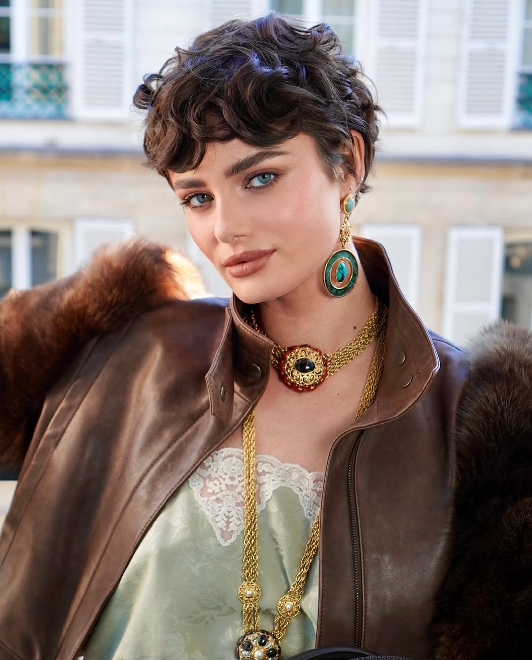 مكياج برونزي داكن وترابي بأسلوب Taylor Hill- الصورة من حساب Marty Harper على انستغرام