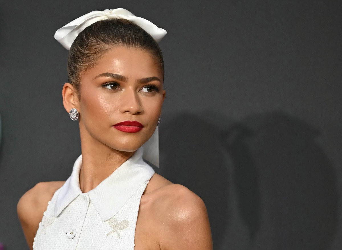 مكياج روج احمر غامق وكرزي بأسلوب Zendaya