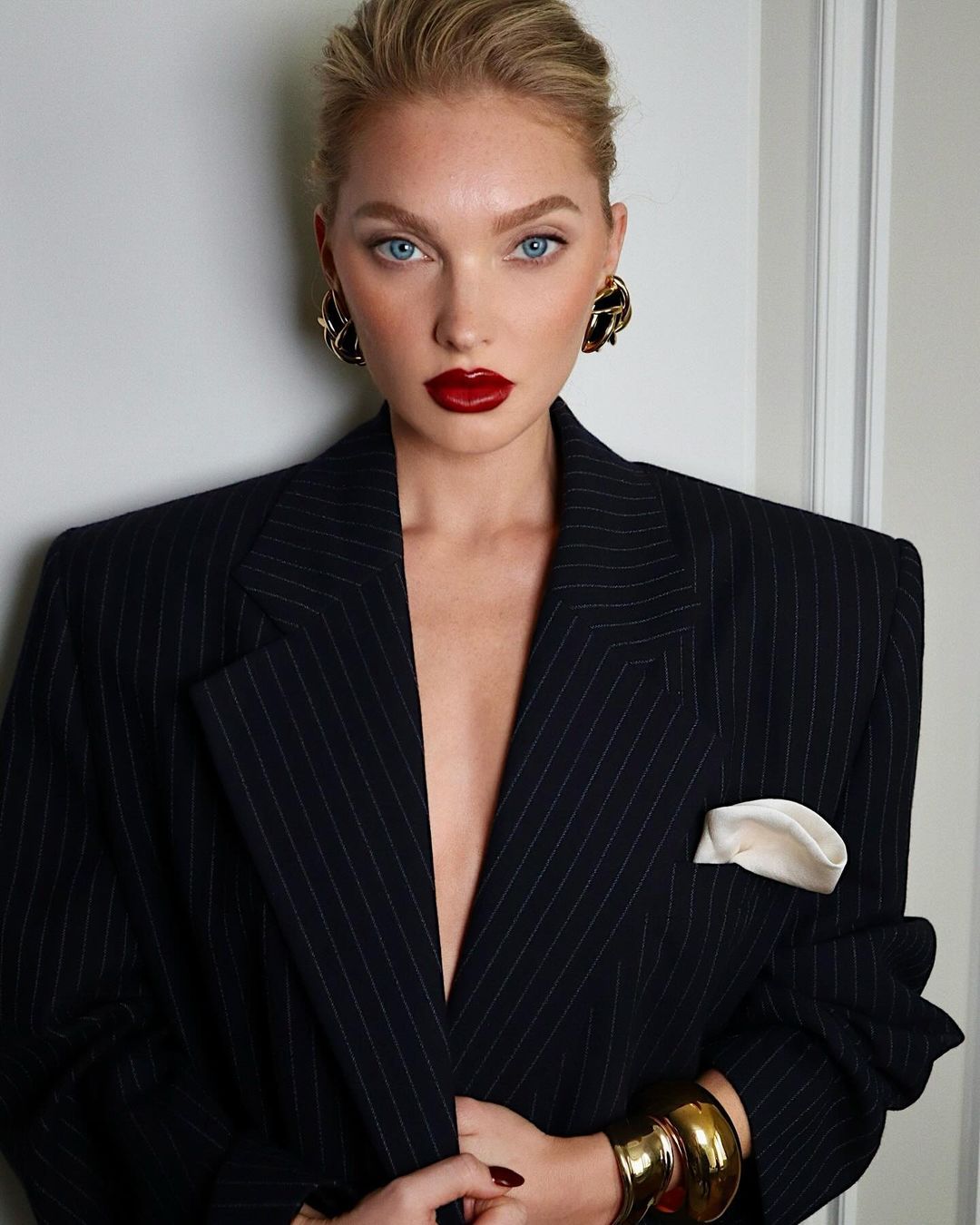 مكياج روج احمر غامق ولماع بأسلوب Elsa Hosk