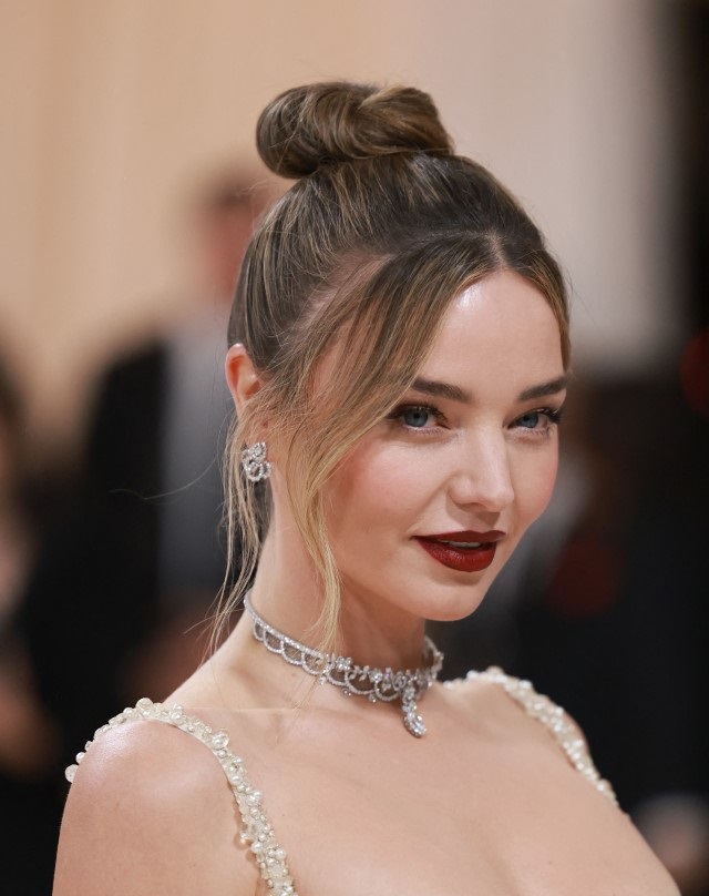 مكياج روج احمر غامق ومخملي من وحي إطلالة Miranda Kerr