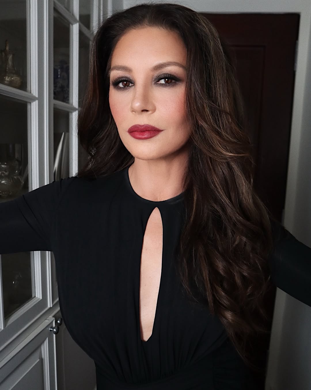 مكياج سموكي أسود كلاسيكي من وحي اطلالة Catherine Zeta-Jones- الصورة من حساب Hung Vanngo على انستغرام