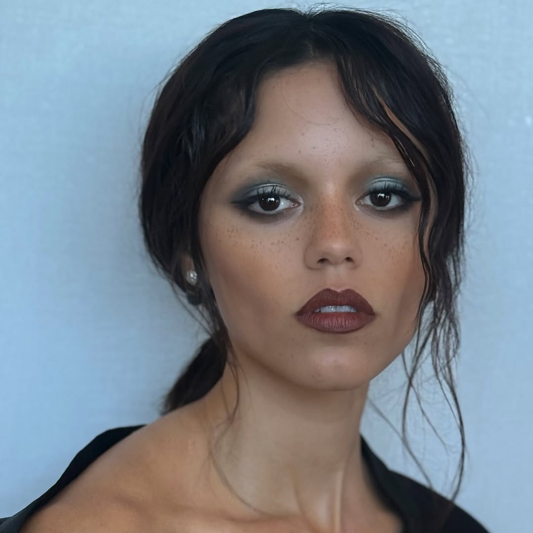 مكياج سموكي قوي وأزرق بأسلوب Jenna Ortega