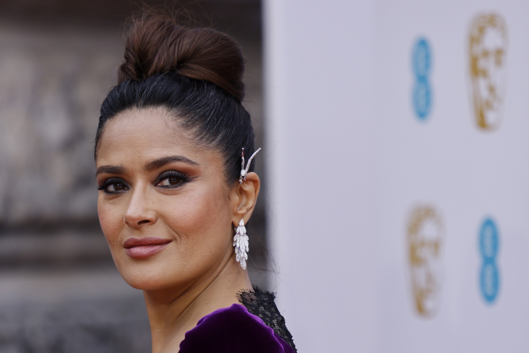 مكياج سموكي قوي ومدموج بأسلوب Salma Hayek