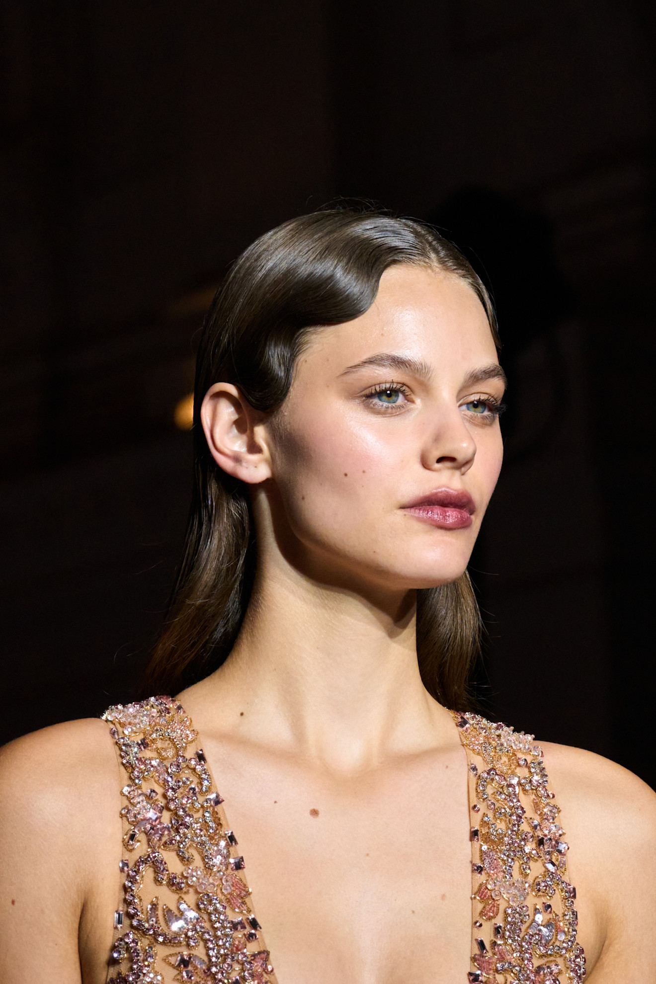 مكياج عيون براق وأحمر شفاه مخملي فاتح بأسلوب Zuhair Murad