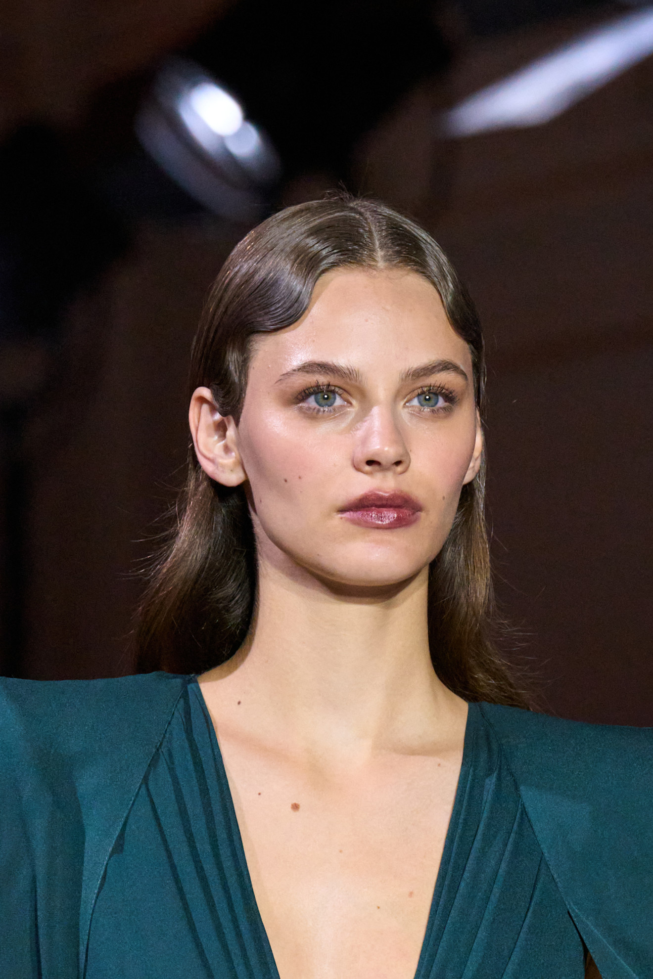مكياج عيون برونزي براق بأسلوب Zuhair Murad