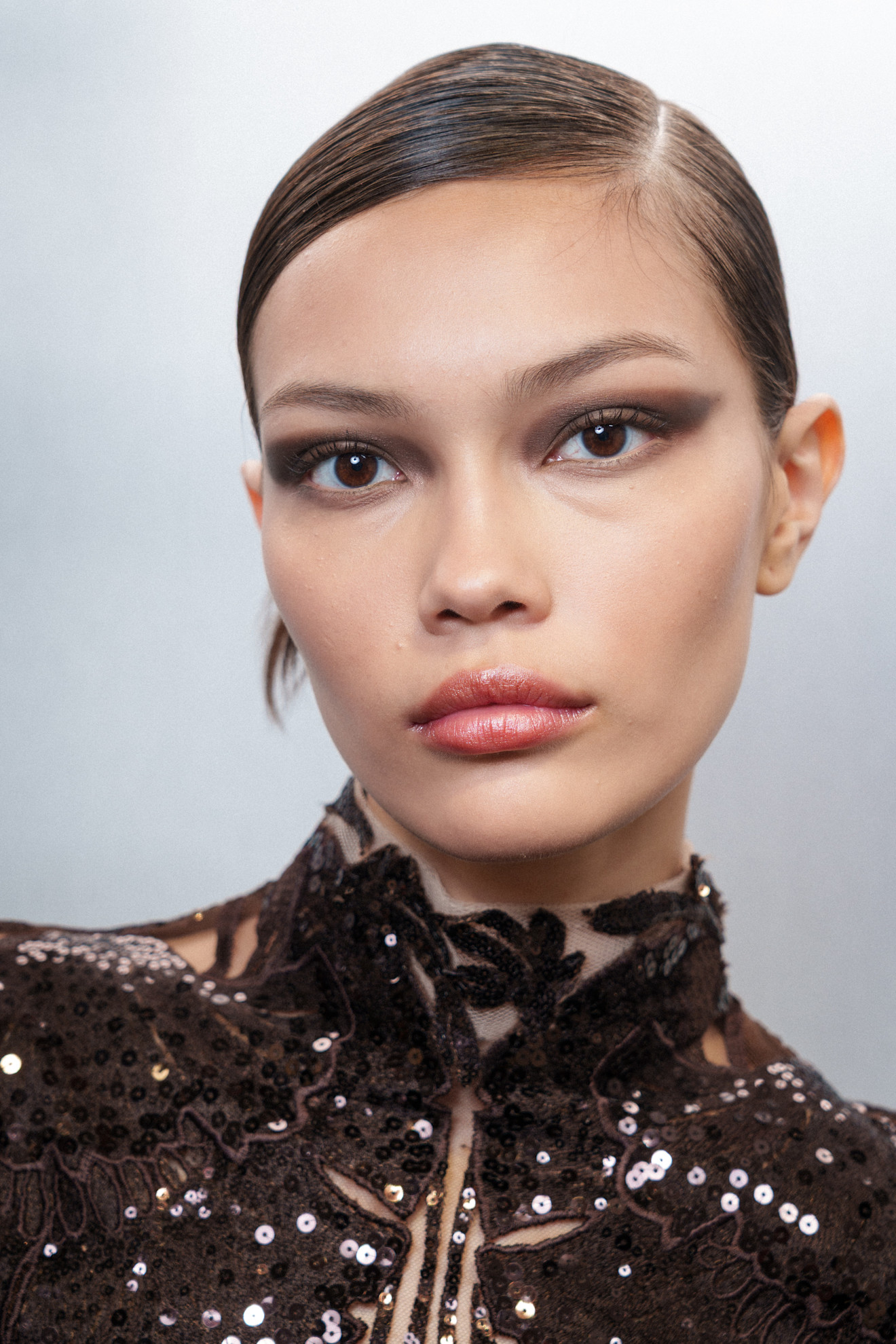 مكياج عيون سموكي برونزي براق في عرض Elie Saab