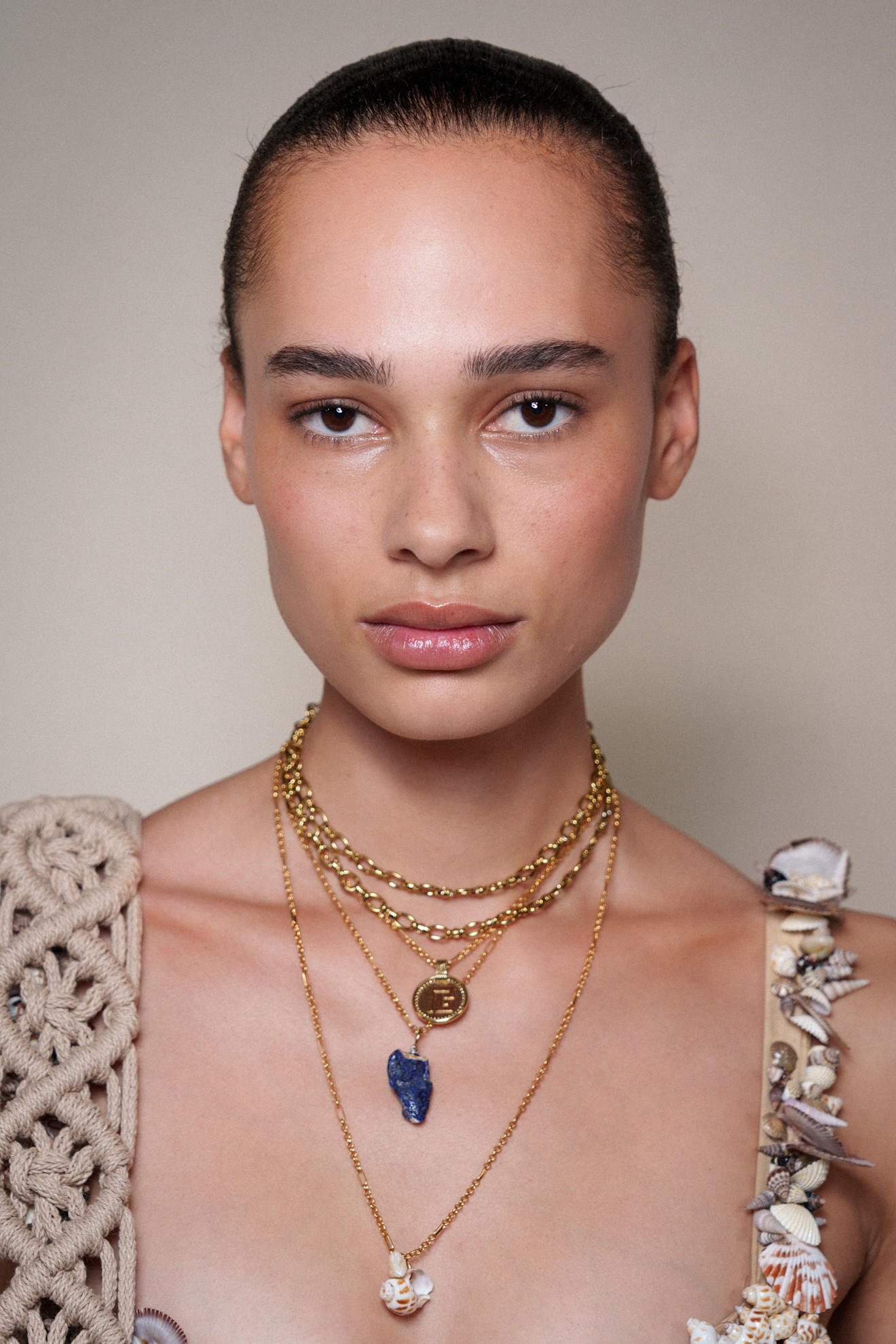 مكياج عيون برونزي براق من دار Balmain