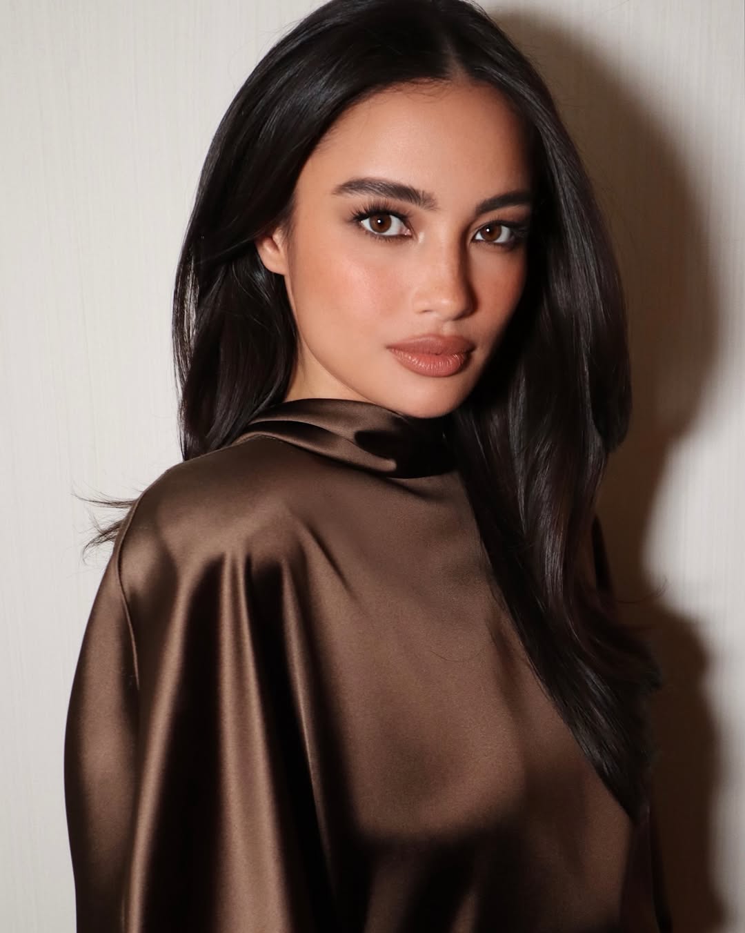 مكياج عيون بني مع الشفاه اللحمية من دار Kelsey Merritt