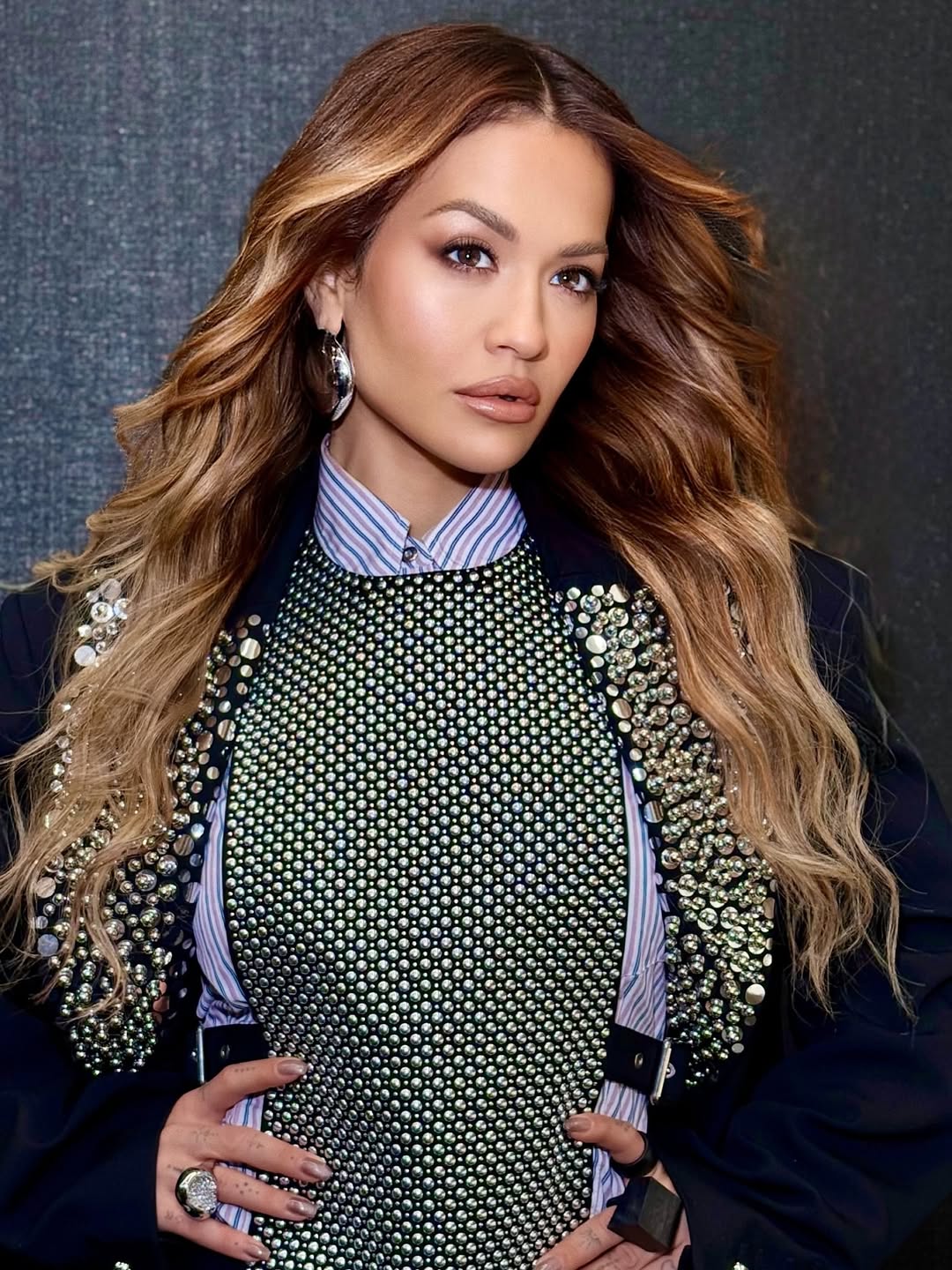 مكياج عيون ساحر بظلال برونزية وترابية بأسلوب Rita Ora