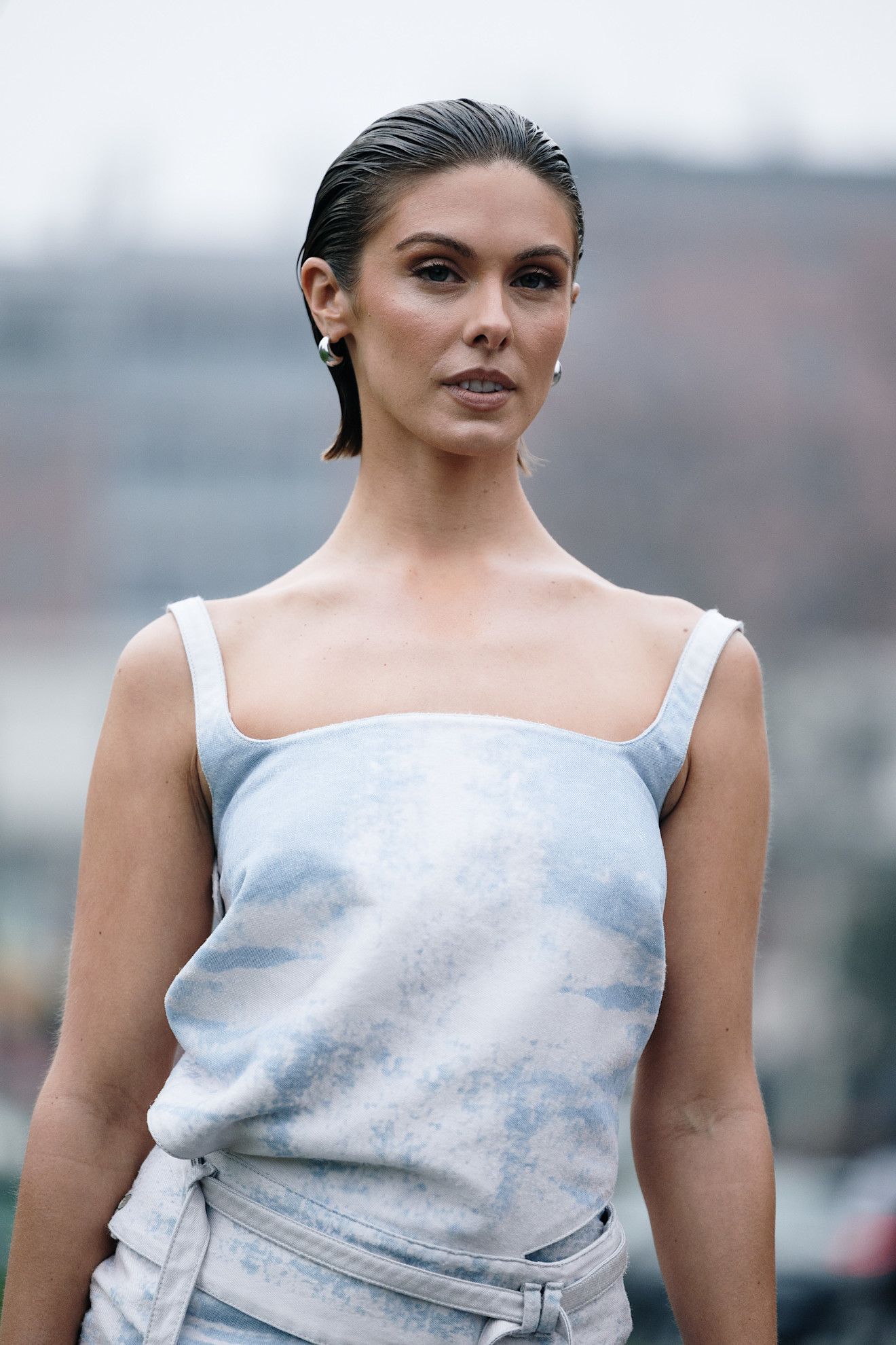 مكياج عيون سموكي بظلال ترابية ساحرة