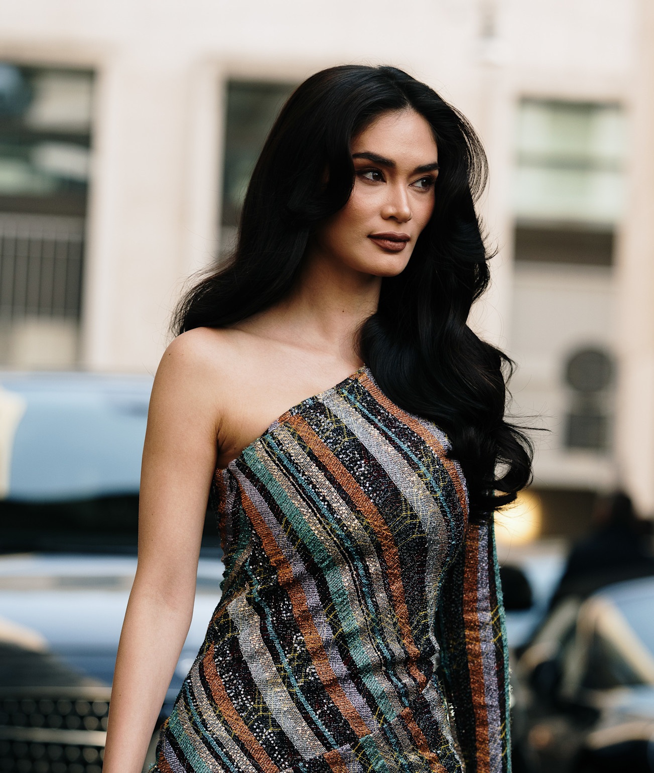 مكياج عيون سموكي قوي بظلال ترابية