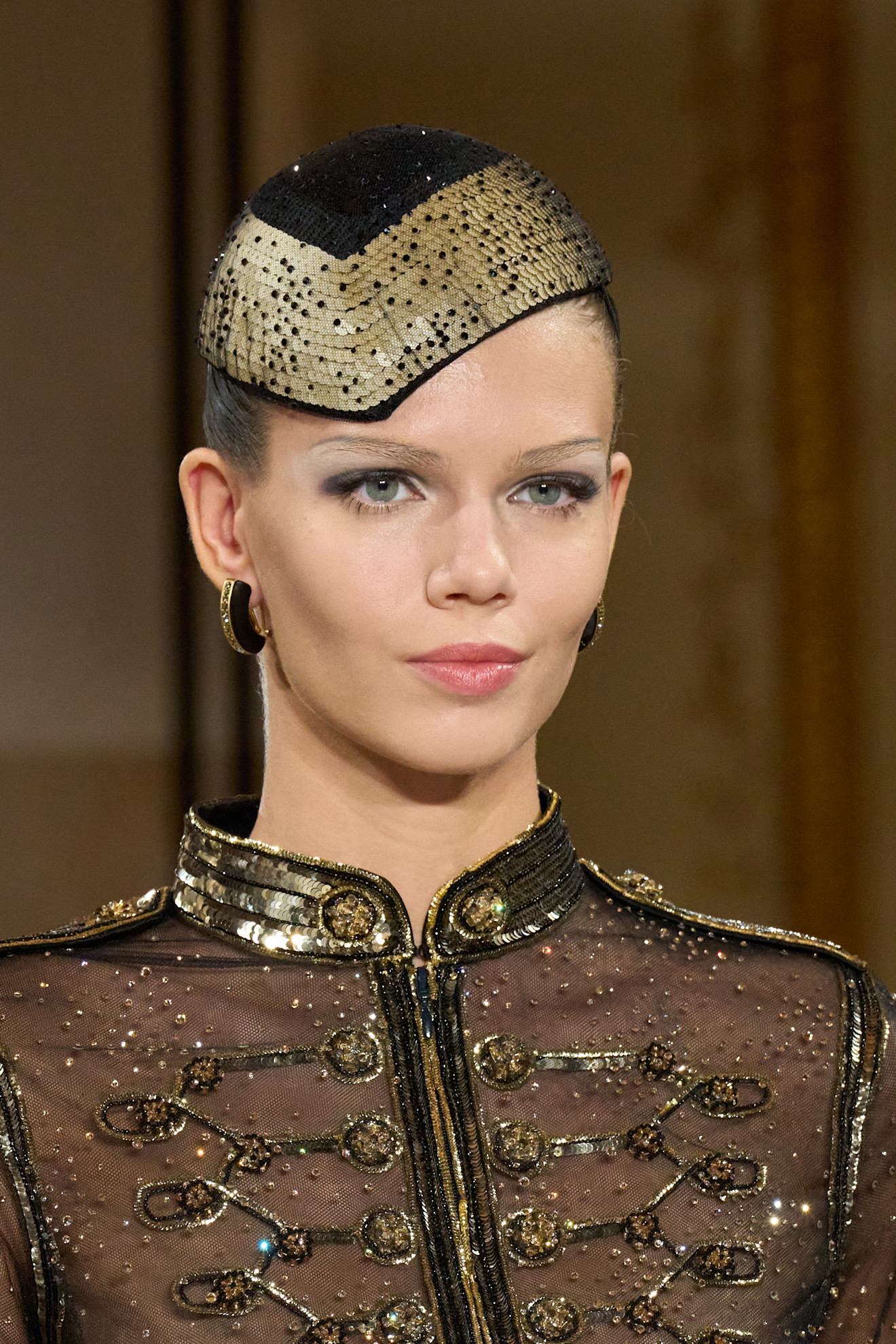 مكياج عيون سموكي مع الحواجب المتموجة من دار Giorgio Armani Privé