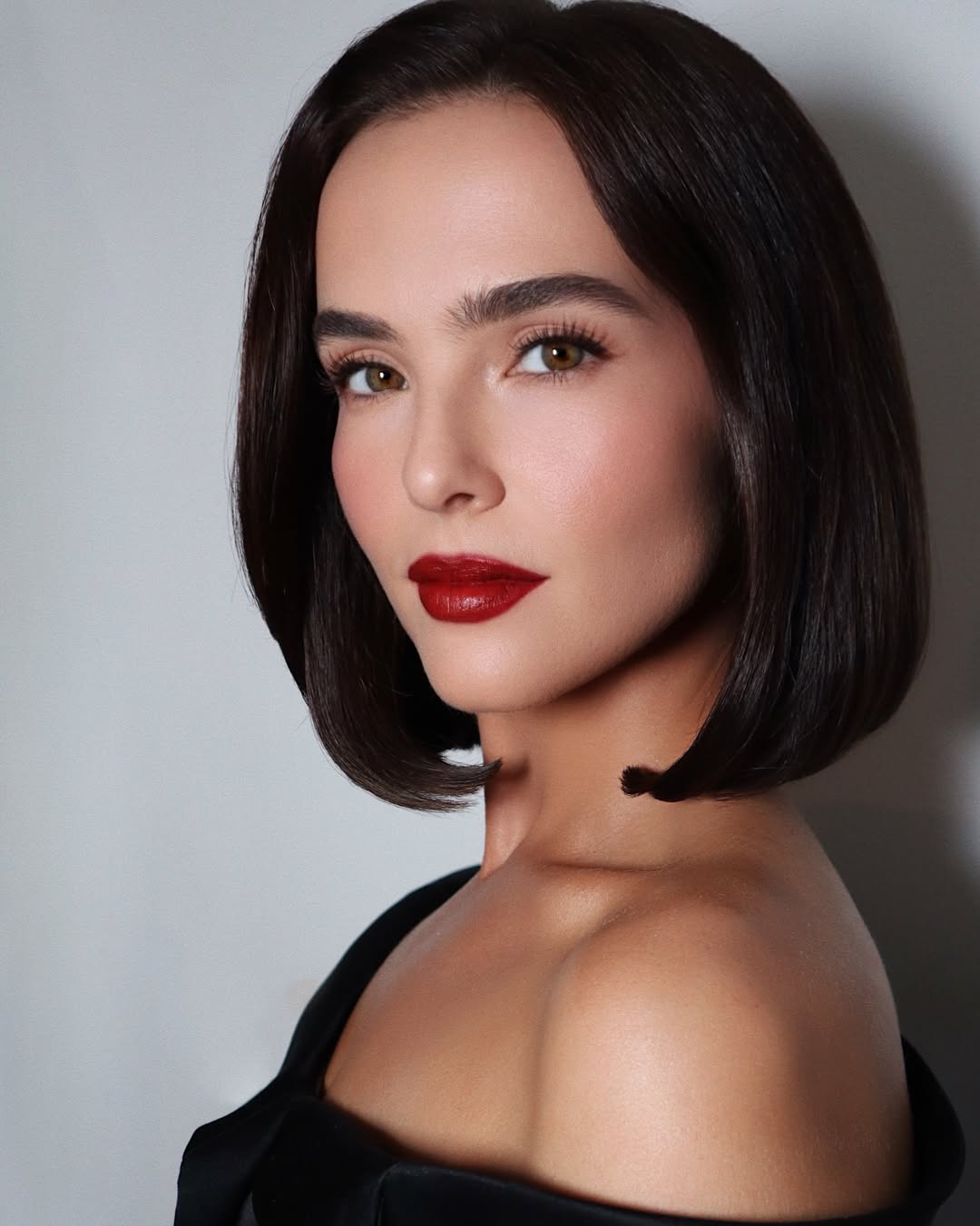 مكياج عيون غلوسي مع الشفاه القوية بأسلوب Zoey Deutch