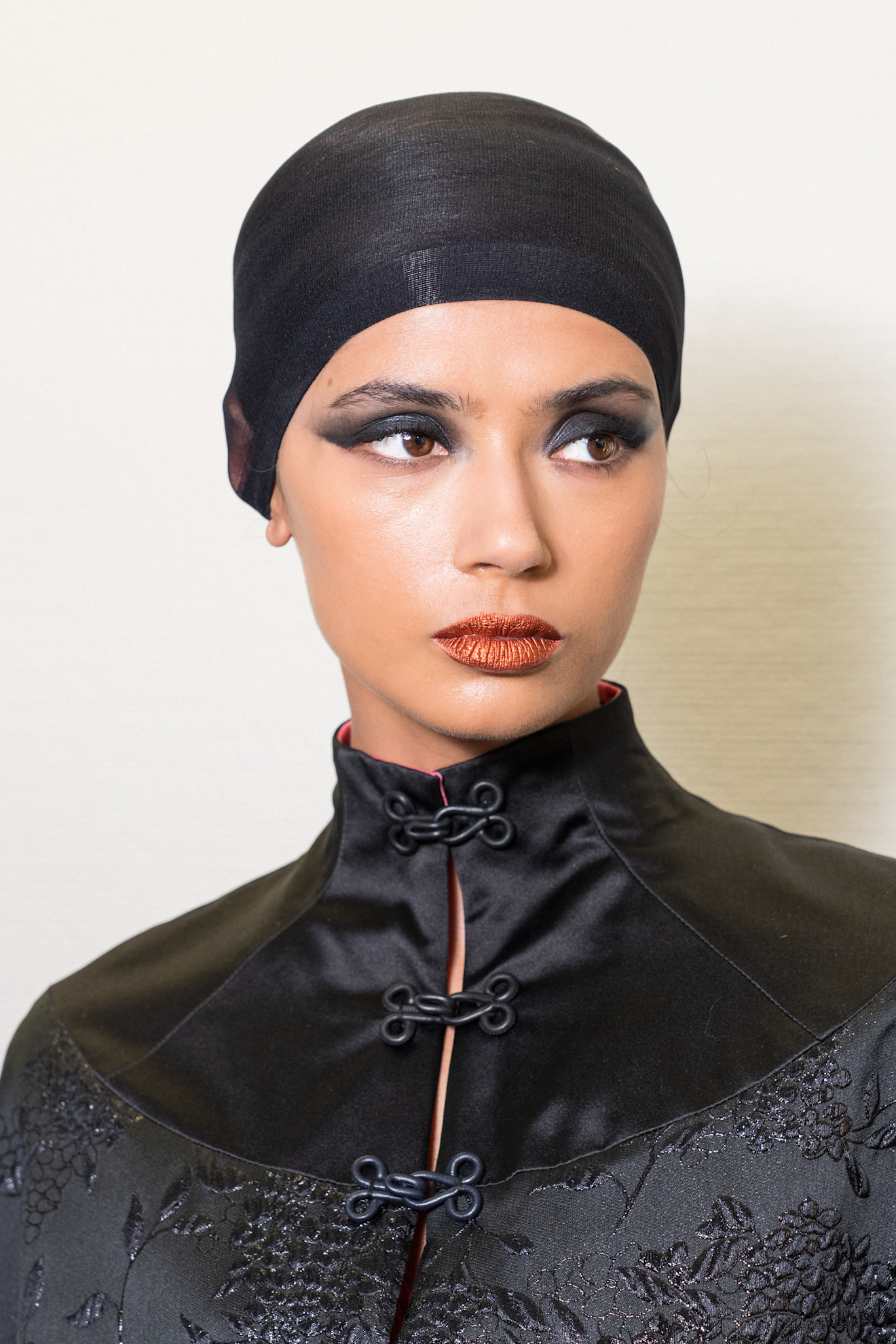 مكياج عيون مجنح وسموكي من دار Alexis Mabille