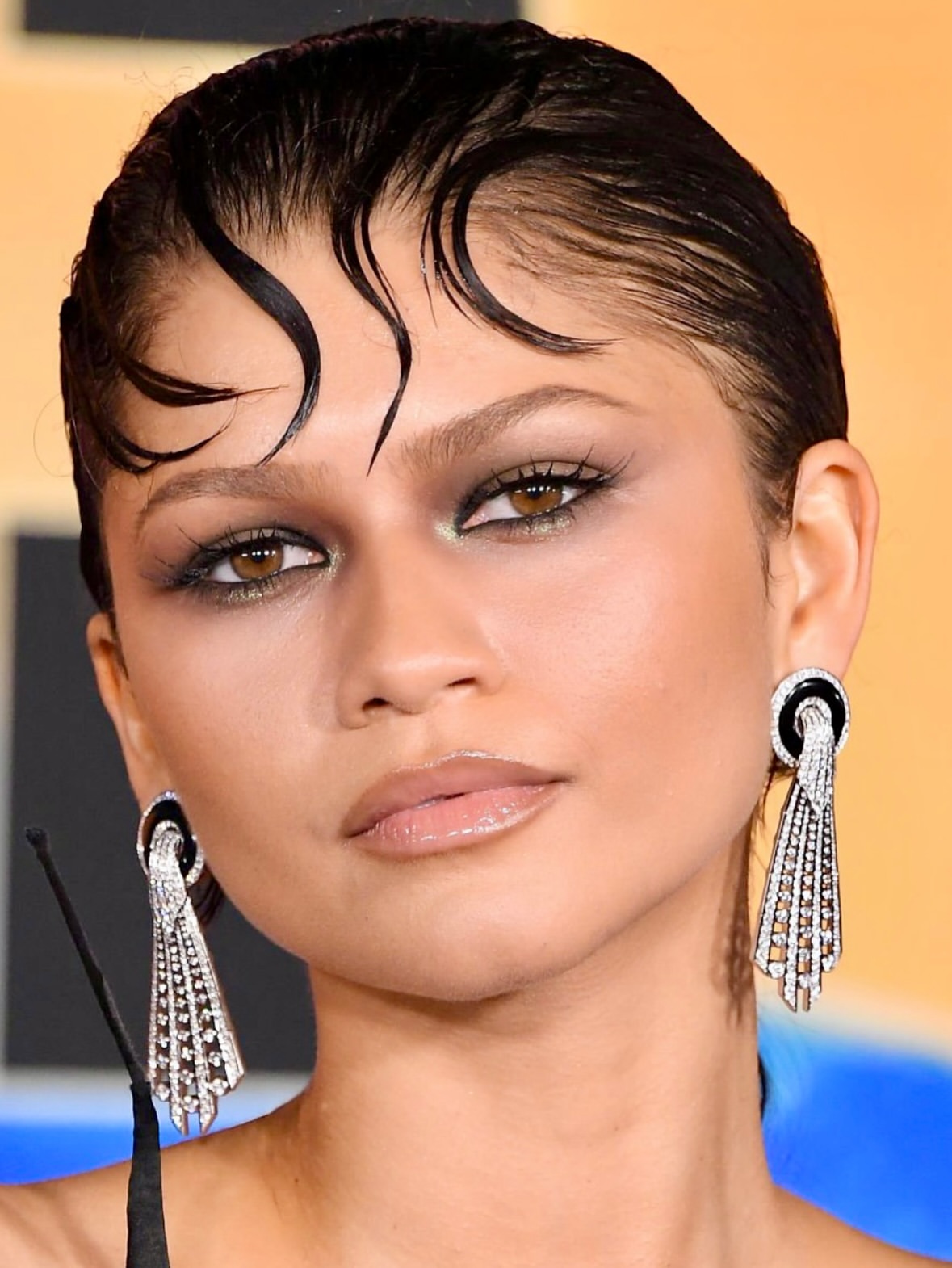 مكياج عيون مشرق بالظلال البنبة والذهبية بأسلوب  Zendaya