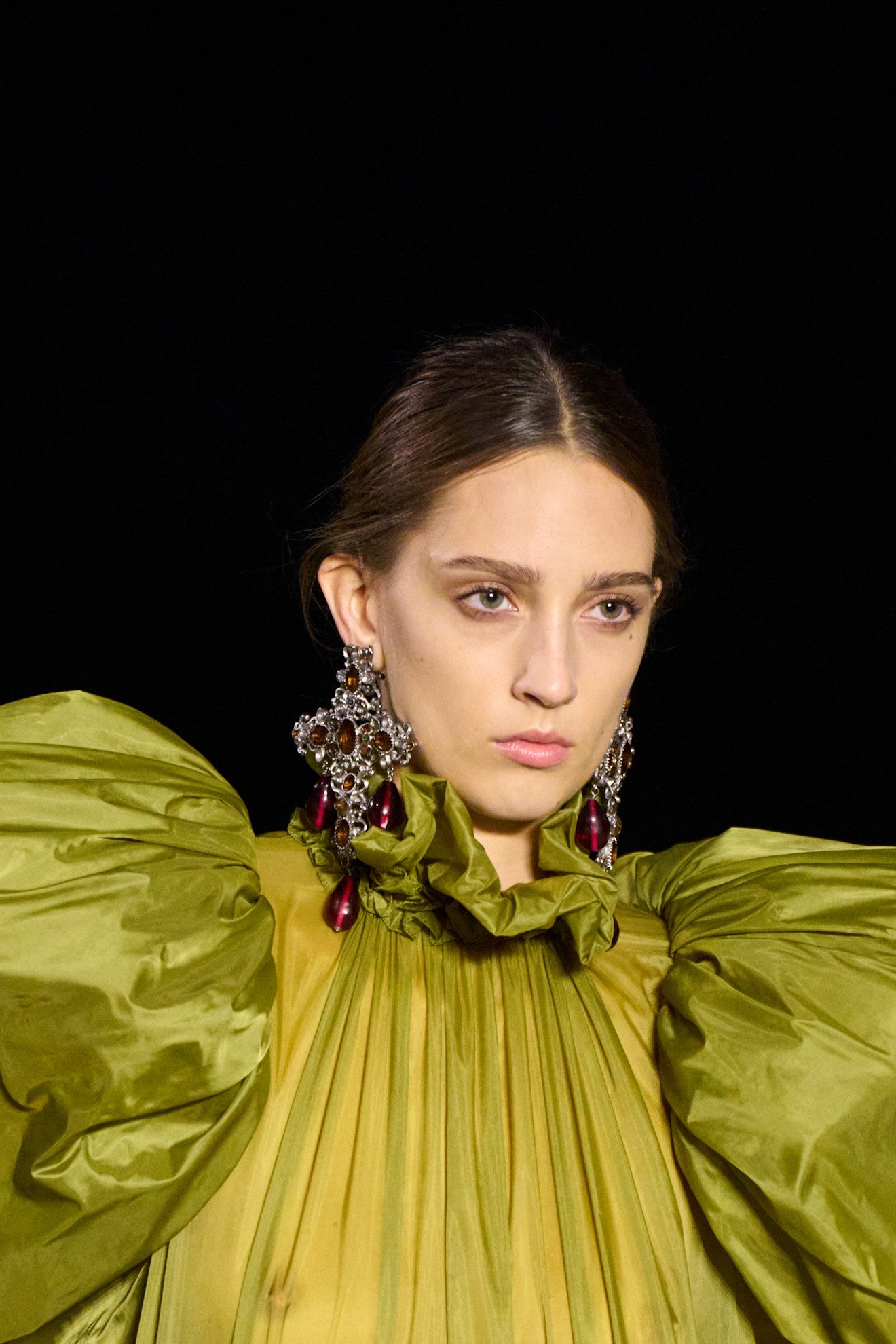 مكياج عيون ناعم باللون الذهبي من دار Saint Laurent