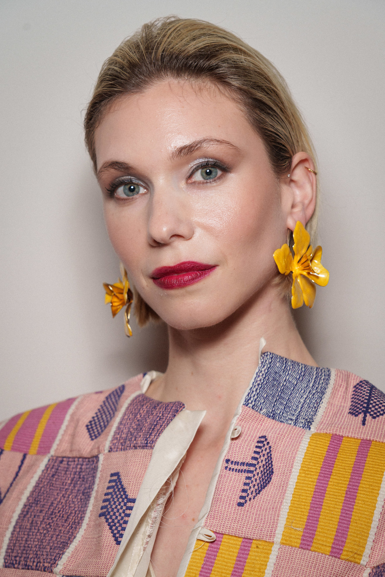 مكياج فضي قوي وبراق من دار Imane Ayissi