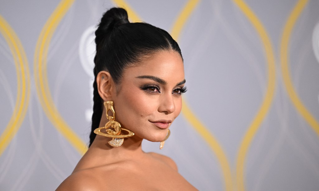 مكياج قوي أسود وبراق من وحيVanessa Hudgens