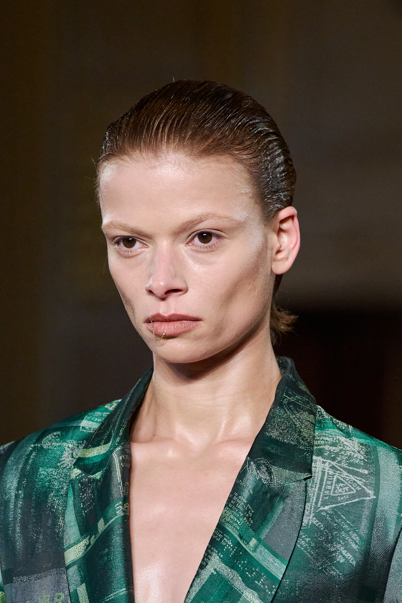 مكياج مشرق بتدرجات اللون المشمشي المات من دار Labrum London