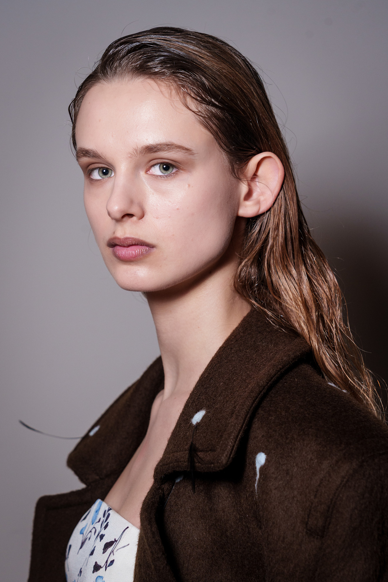 مكياج مشرق بتدرجات اللون المشمشي المات من دار Mithridate