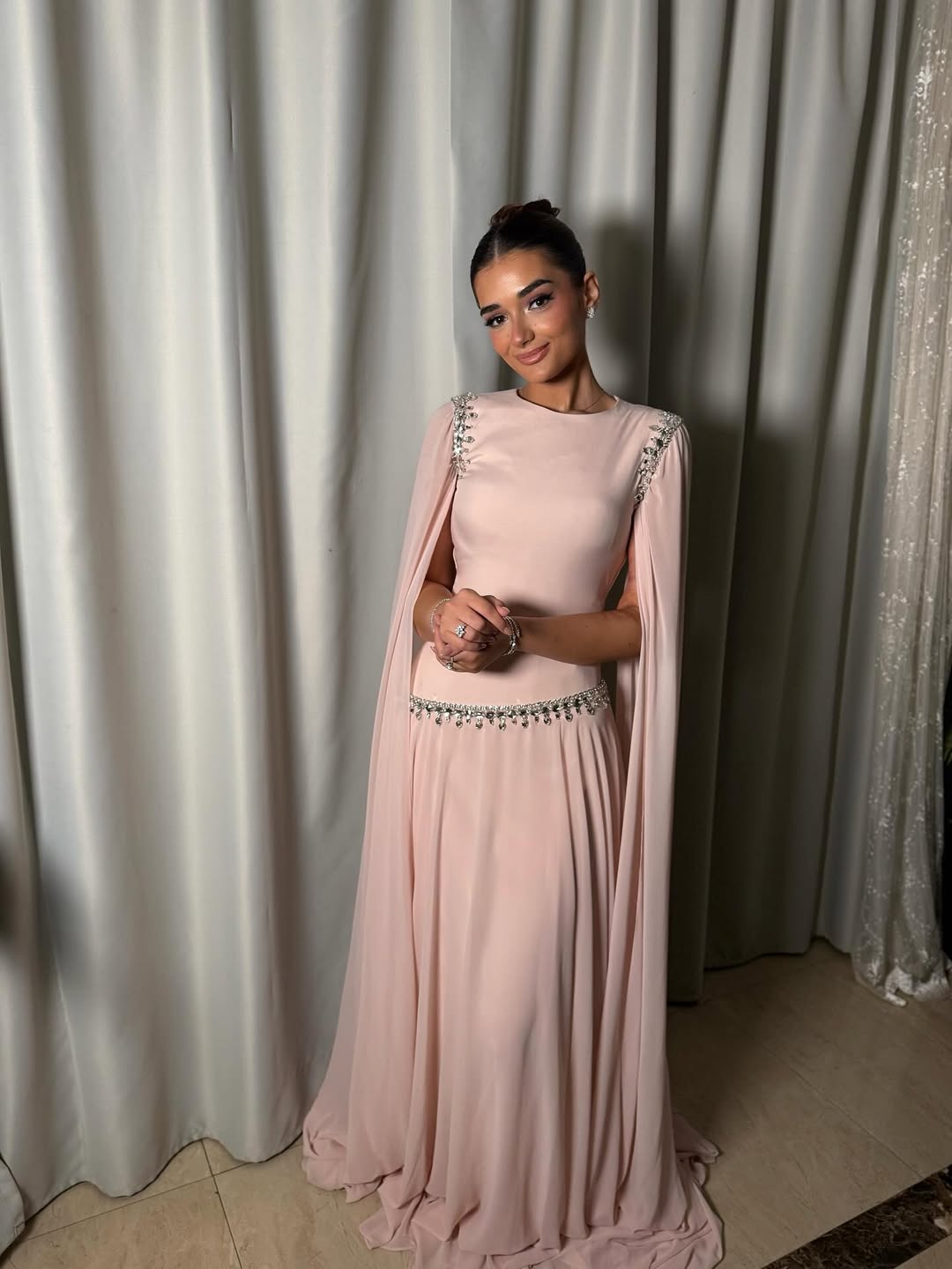 ملك أحمد زاهر بالفستان الطويل باللون الزهري الشاحب من taya couture