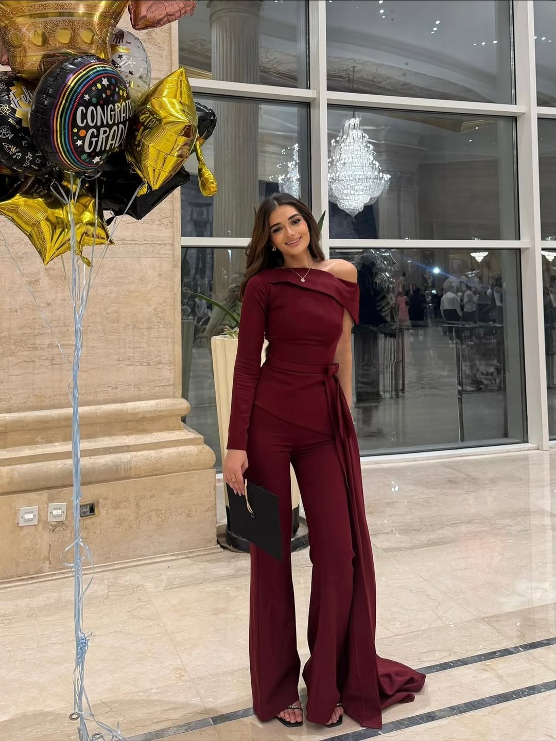 ملك أحمد زاهر بطقم أنيق باللون البرغندي