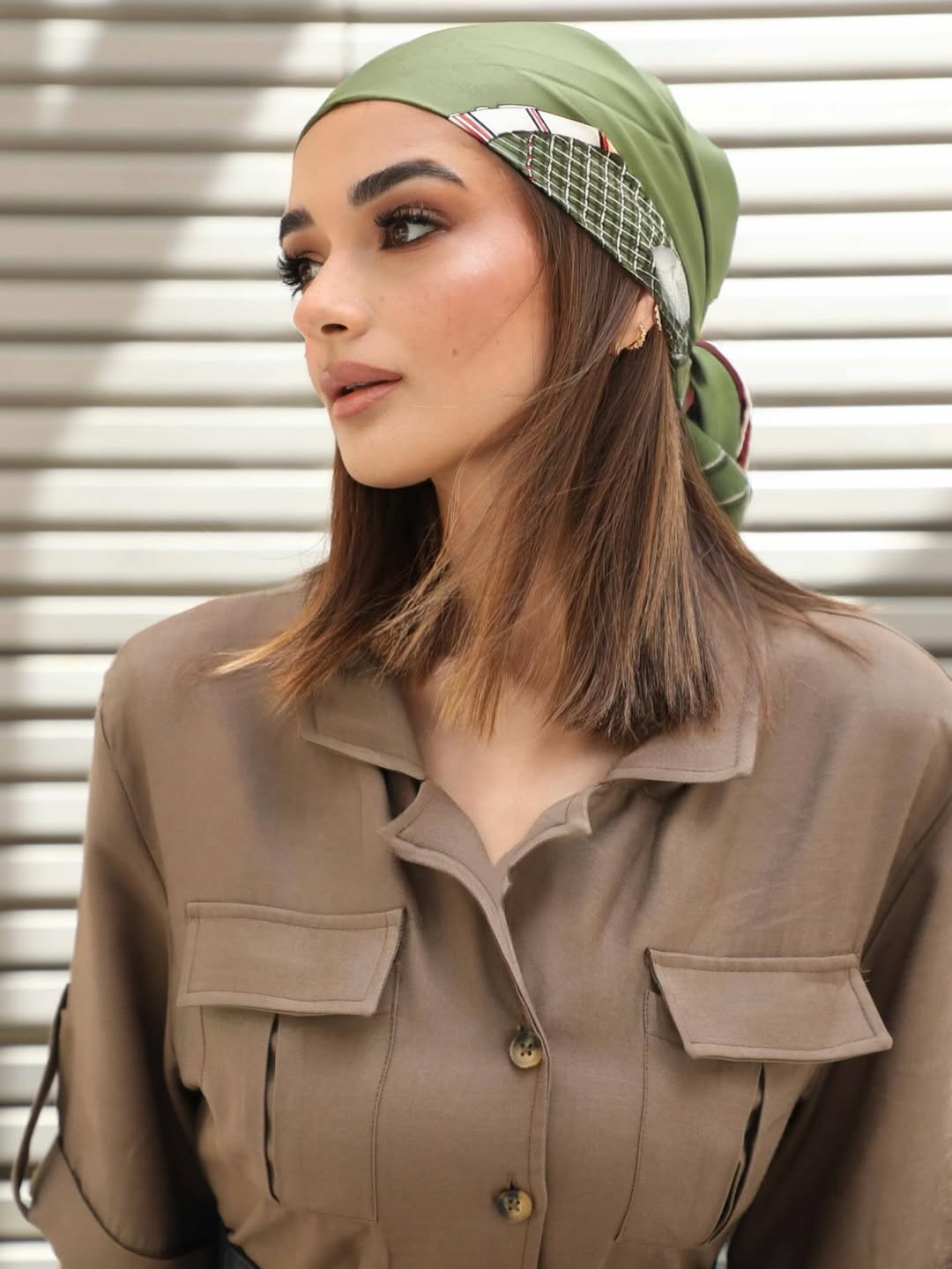 ملك أحمد زاهر بفستان بتصميم الـShirt dress باللون البني
