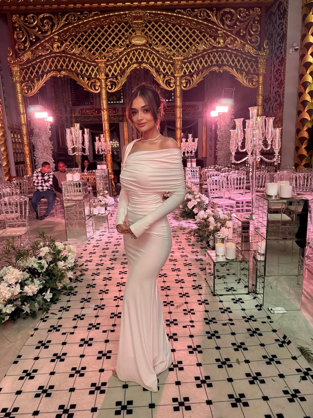 ملك أحمد زاهر بفستان سهرة بسيط باللون الأبيض بقصة ضيقة بالأطراف الانسيابية