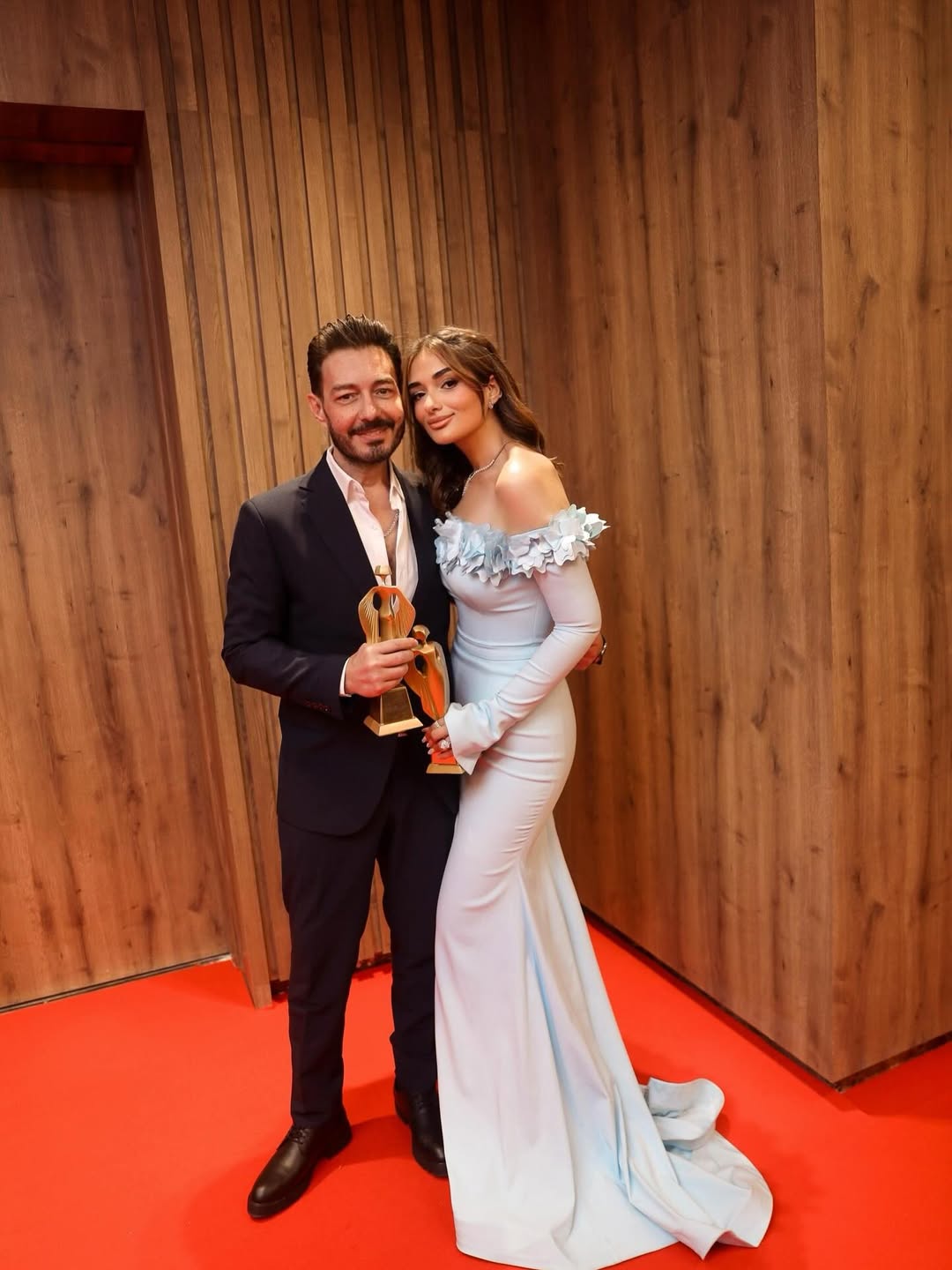 ملك أحمد زاهر بفستان مجسم بتصميم الحورية بقصة الأوف شولدر